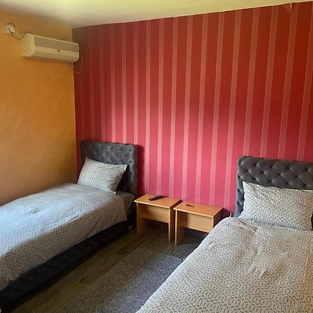 Hostel Grof Mrčajevci Kültér fotó